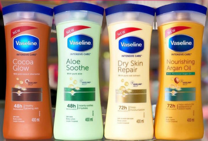 029f86198560d74e9e31c3fa3aeec5e2 Vaseline intinsive care 400 ml body lotion - الصورة 1